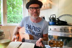Marco-Emmerig-met-zijn-Terzgitaar
