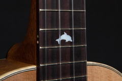 Arnaldo-Lopez-gitaarbouw-Tenor-ukelele-dolphin-mother-of-pearl-inlay-