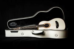 Artur_Benedykt_guitar_Case_White_Terzguitar_Arnaldo_Lopez-scaled